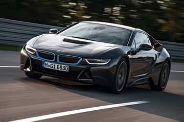 Imagen dinámica del BMW i8 mostrando su perfil y frontal.