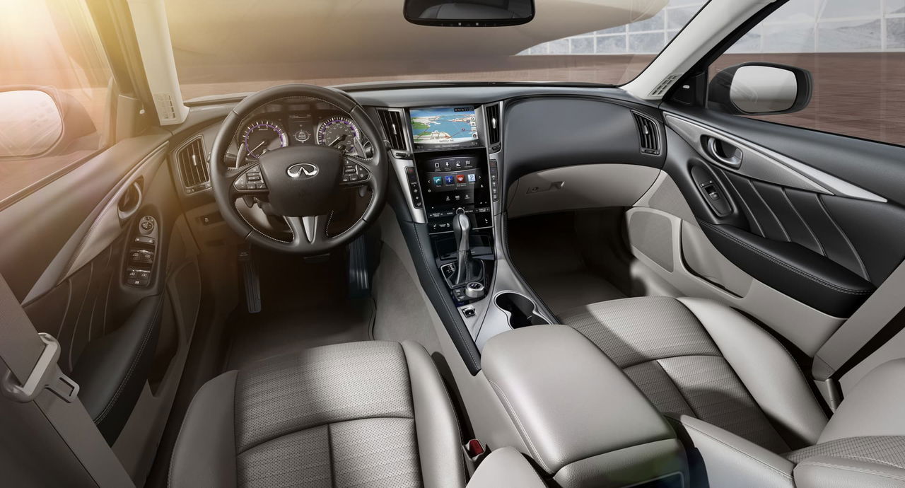 Vista de la cabina del Infiniti Q50 destacando la elegancia y confort de sus asientos.