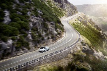 Vista dinámica del Jaguar F-Type Coupé en carretera de montaña.