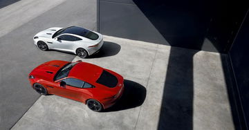 Vista lateral que resalta las líneas aerodinámicas del Jaguar F-Type Coupé.