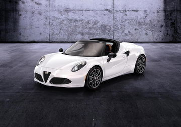 Vista lateral y delantera del Alfa Romeo 4C Spider en color blanco.