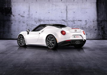 Vista trasera y lateral del Alfa Romeo 4C Spider, destacando su diseño deportivo.