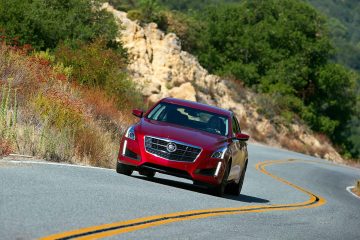 Vista dinámica del Cadillac CTS en una carretera serpenteante.