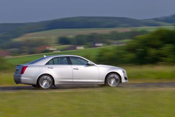 Vista dinámica lateral del Cadillac CTS en movimiento, demostrando su elegante silueta.