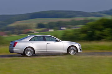 Vista dinámica lateral del Cadillac CTS en movimiento, demostrando su elegante silueta.