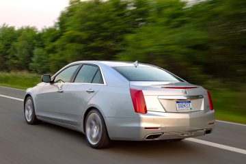 Vista dinámica del Cadillac CTS destacando su diseño elegante.