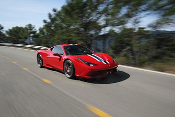 Ferrari 458 Italia en movimiento mostrando su perfil dinámico