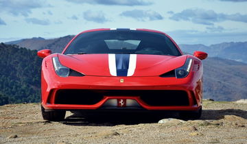 Vista frontal del Ferrari 458 Italia con fondo de montañas.