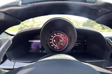 Vista del volante y el cuadro de instrumentación del Ferrari 458 Italia.