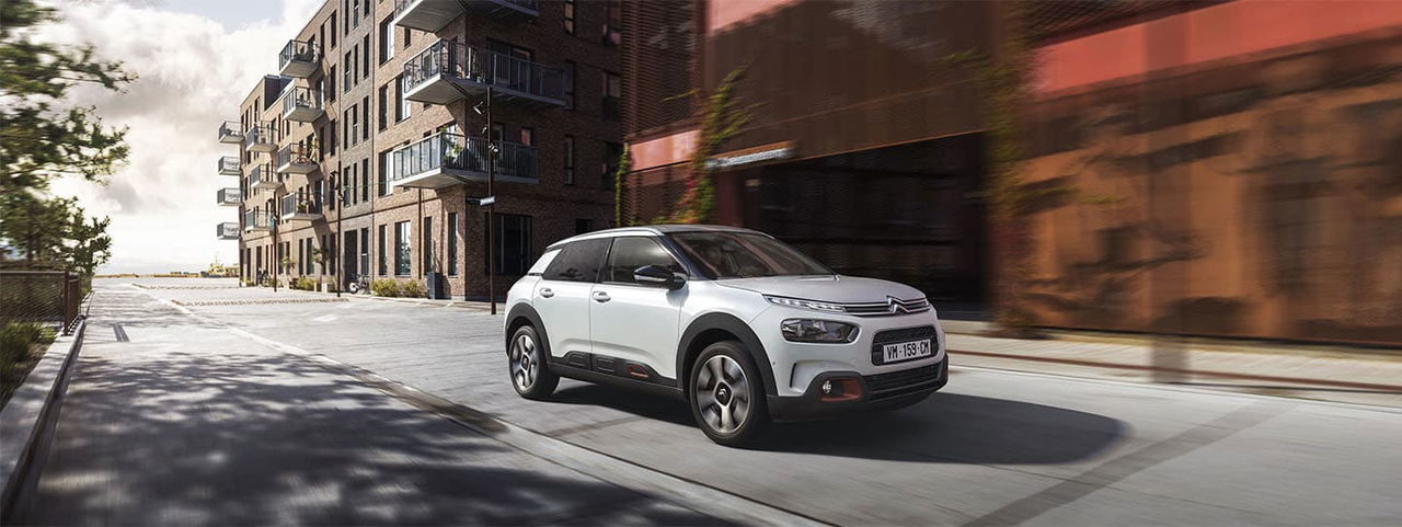 Vista dinámica del Citroën C4 Cactus en ambiente urbano.