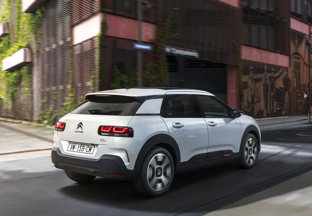 Vista trasera y lateral del Citroën C4 Cactus, destacando su diseño audaz.