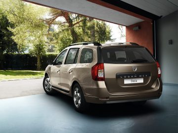 Vista trasera y lateral del Dacia Logan MCV, mostrando su diseño práctico.