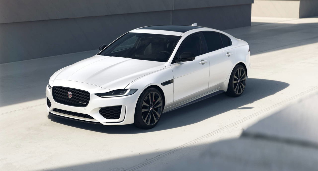 Vista angular del Jaguar XE resaltando su diseño dinámico.