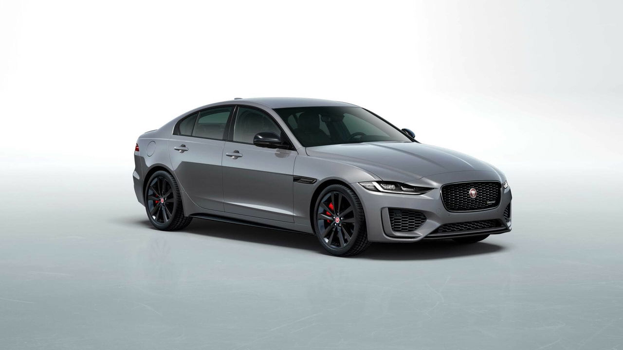 Vista lateral que muestra la elegante línea del Jaguar XE.