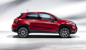 Vista lateral del Fiat 500X en un acabado rojo brillante, mostrando líneas dinámicas.