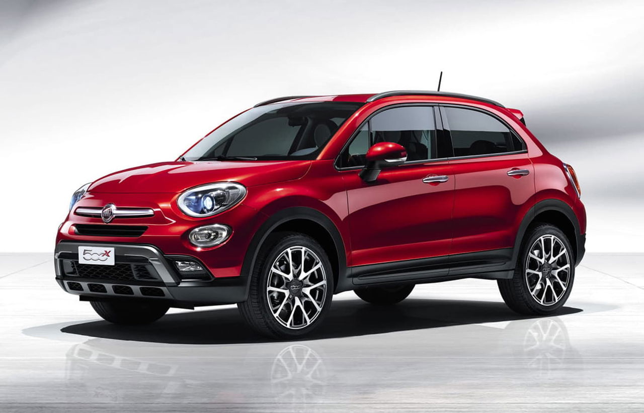 Vista lateral del Fiat 500X en color rojo destacando su diseño compacto y moderno.