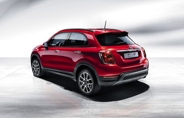 Vista posterior y lateral del Fiat 500X en color rojo, destacando su diseño compacto y moderno.