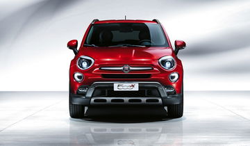 Fiat 500X rojo con vista frontal enfatizando su diseño distintivo.