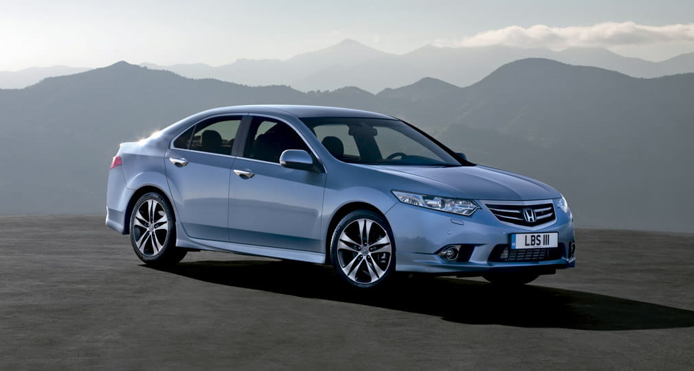 Vista lateral Honda Accord muestra su línea elegante y dinámica.