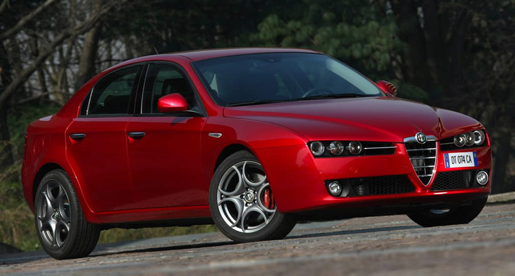 Vista oblicua delantera que resalta el diseño y dinamismo del Alfa Romeo 159.