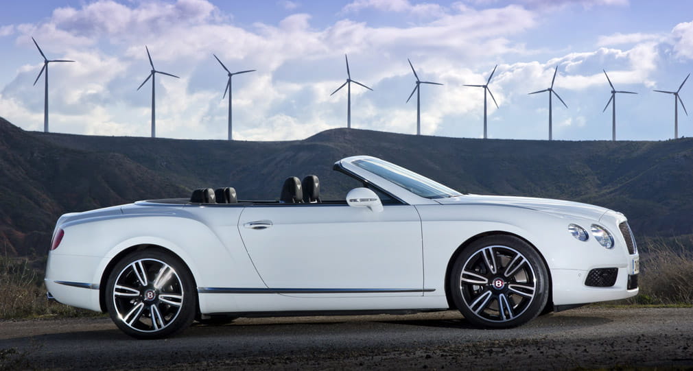 Vista lateral del Bentley Continental GTC que muestra su elegante silueta.