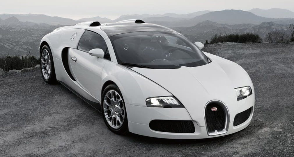 Vista delantera y lateral del Bugatti Veyron Grand Sport en acabado blanco y negro.