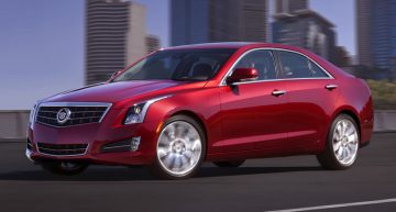 Vista lateral del Cadillac ATS en rojo exhibiendo su dinámica silueta.