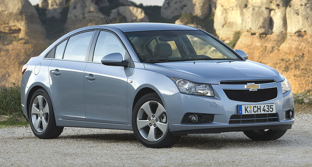 Vista dinámica del Chevrolet Cruze en movimiento, destacando su diseño frontal.