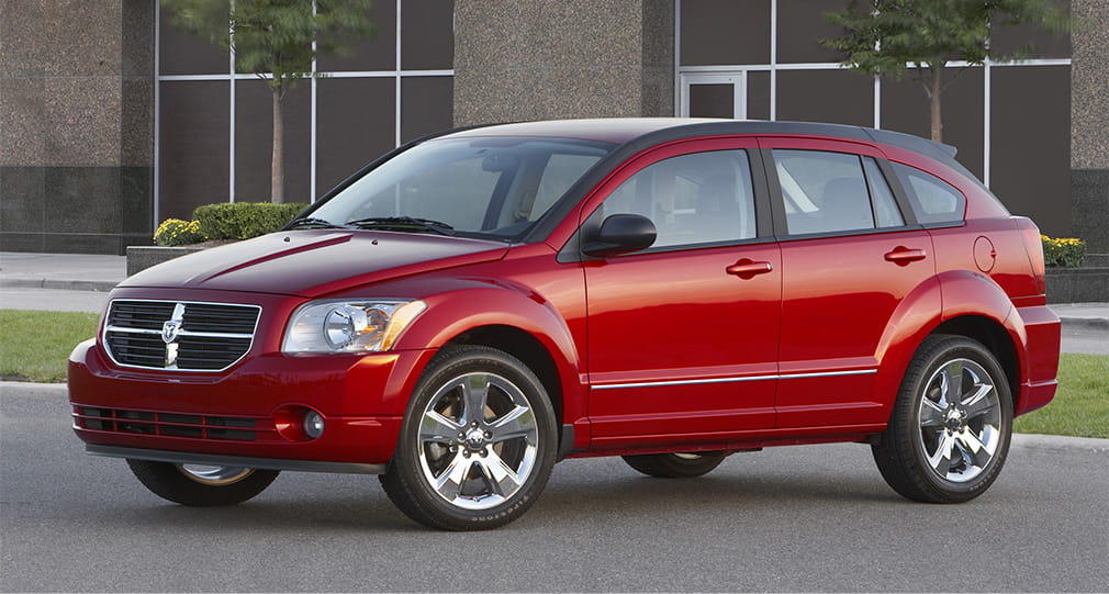 Vista lateral del Dodge Caliber en tonalidad roja, resaltando su diseño robusto.