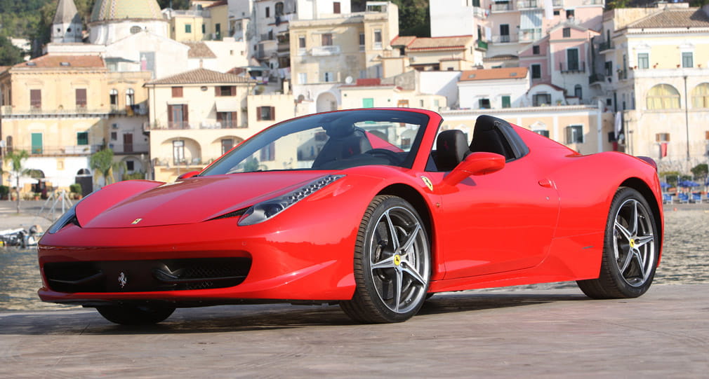 Vista lateral del Ferrari 458 Spider, destacando su diseño aerodinámico.