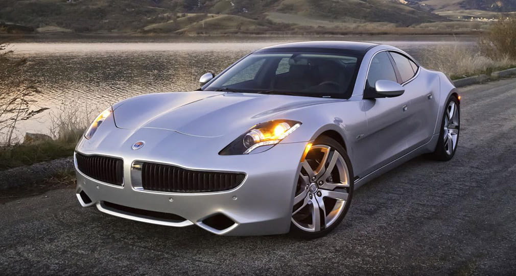 Vista dinámica del Fisker Karma mostrando su diseño vanguardista.