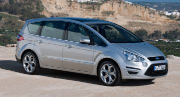 Vista lateral del Ford S-MAX, destacando su línea aerodinámica y llantas de aleación.