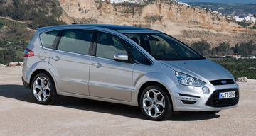 Vista lateral del Ford S-MAX, destacando su línea aerodinámica y llantas de aleación.