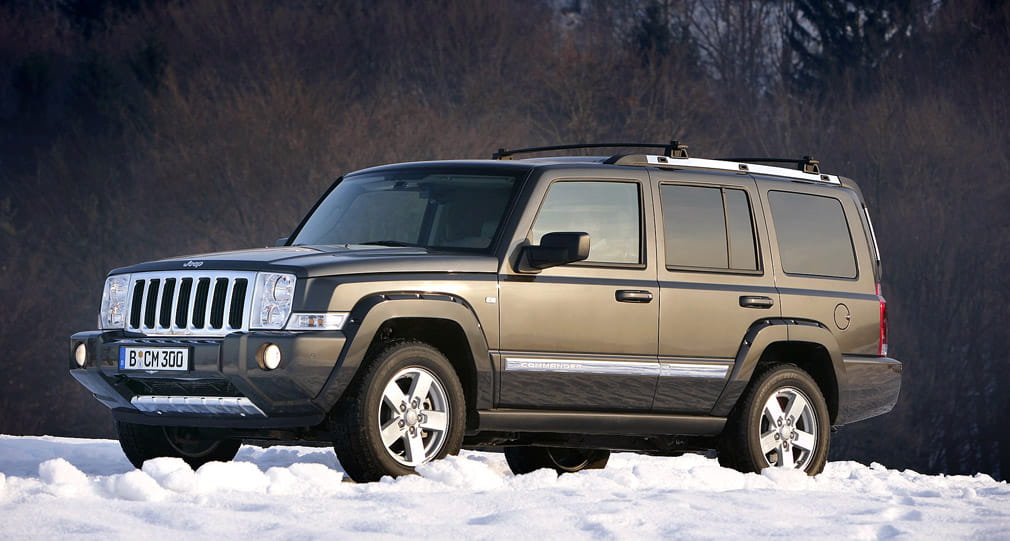 Vista lateral del Jeep Commander mostrando su perfil robusto y aventurero.