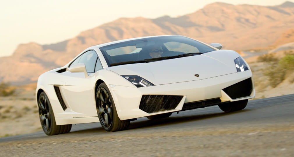 Vista angular delantera del Lamborghini Gallardo en color blanco.