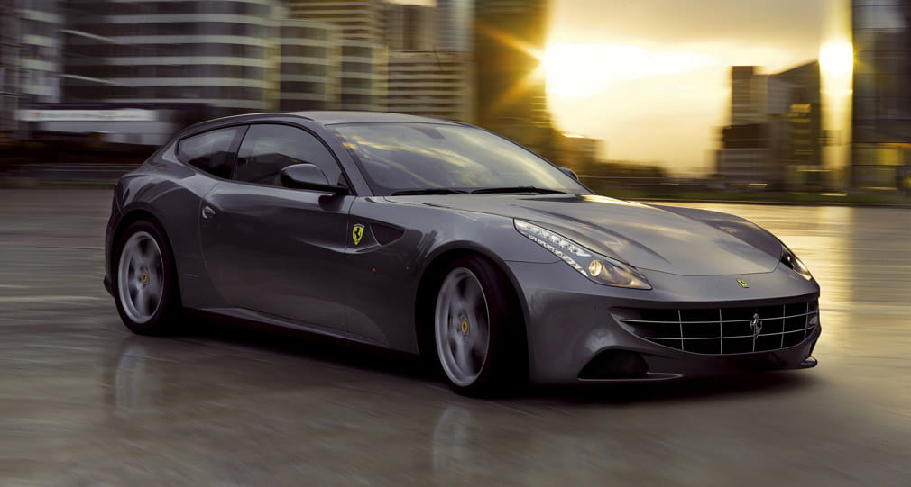 Perfil del Ferrari FF enfatizando su silueta deportiva y elegante.