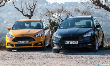 Vista frontal y lateral de dos Ford Focus ST en colores amarillo y negro