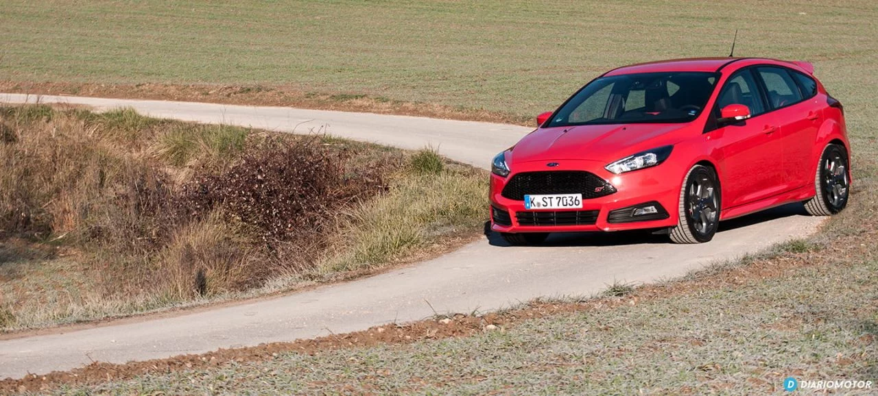 Vista dinámica lateral del Ford Focus ST en carretera abierta.