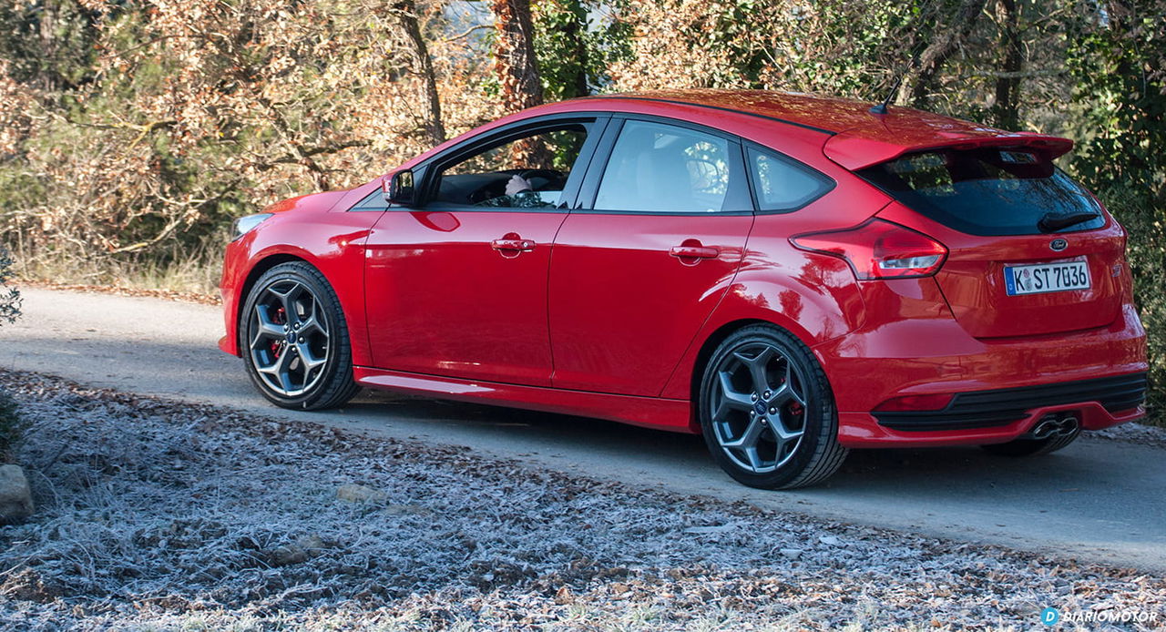 Vista lateral del Ford Focus ST destacando su diseño deportivo.