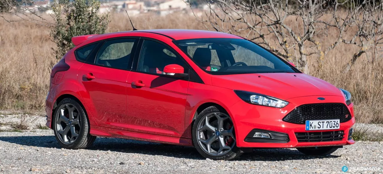 Perfil lateral del Ford Focus ST en circulación, mostrando su línea deportiva.