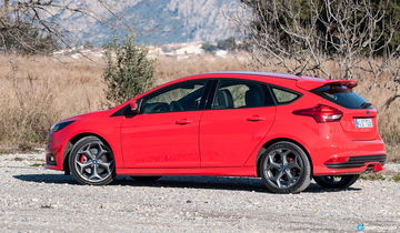 Vista lateral del Ford Focus ST mostrando su diseño dinámico y deportivo.