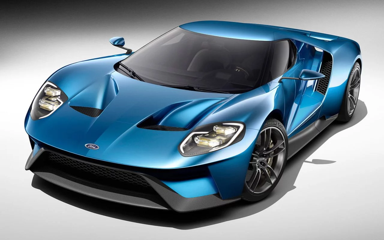 Vista frontal y lateral del icónico Ford GT en color azul, destacando su diseño aerodinámico.