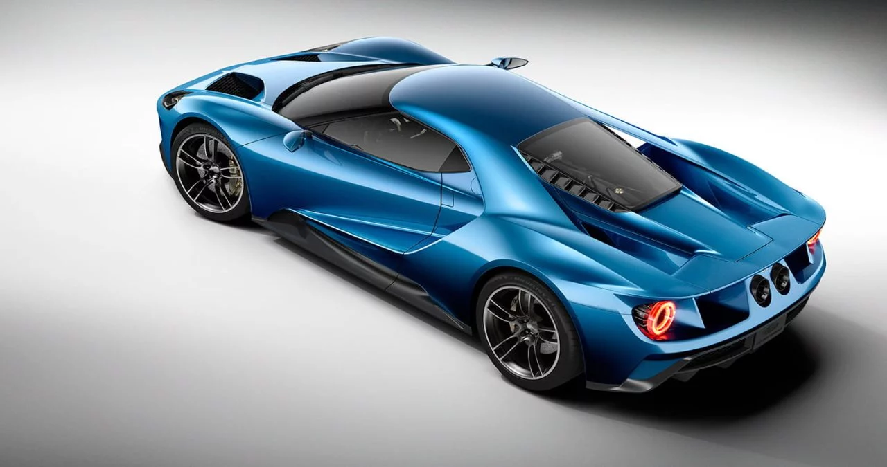 Vista trasera y lateral de un Ford GT en color azul, mostrando su diseño aerodinámico.