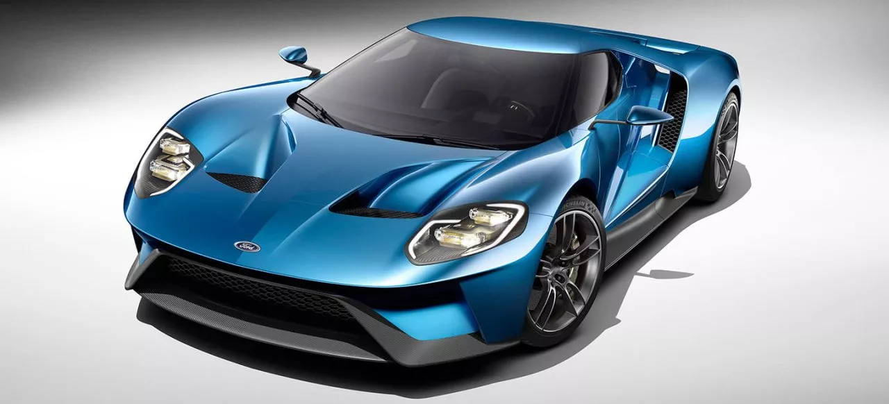 Vista angulada del Ford GT destacando su diseño aerodinámico.