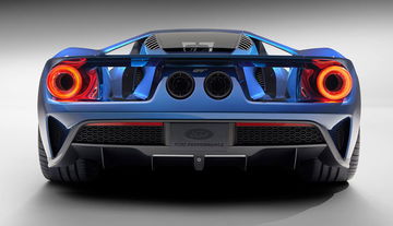 Vista trasera del Ford GT destacando su diseño aerodinámico y grupos ópticos.