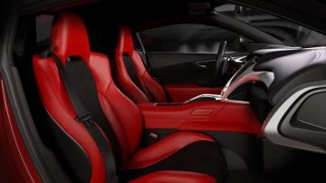 Vista lateral de los asientos de cuero rojo del Honda NSX, alta calidad y diseño deportivo.
