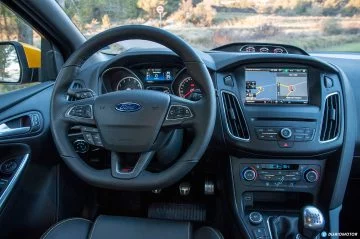 Vista del habitáculo en el Ford Focus ST, destacando su panel de instrumentos y asientos deportivos.