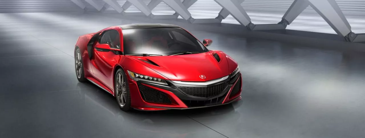 Dinámica toma delantera del Honda NSX destacando su diseño agresivo.