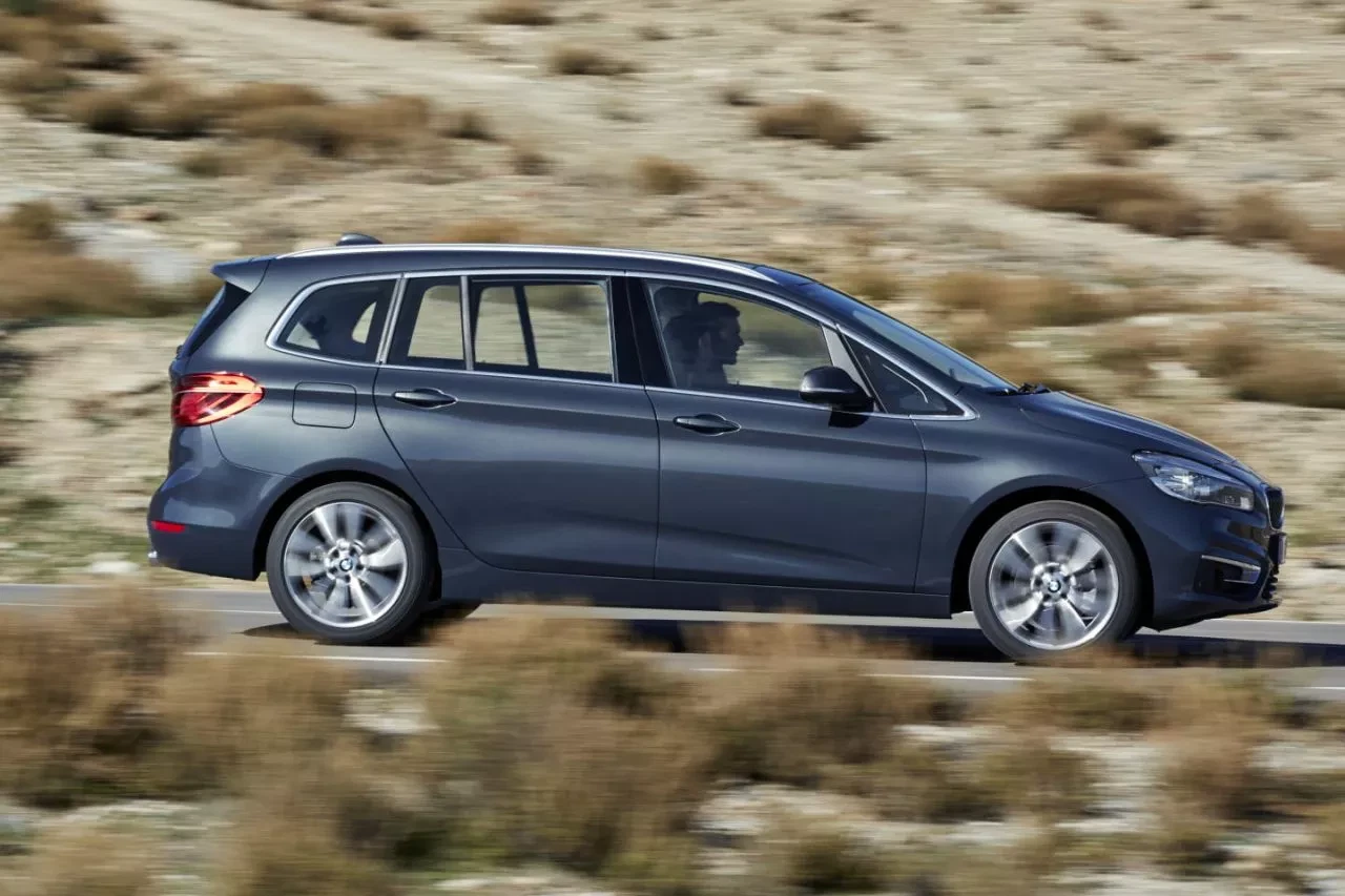 Vista lateral del BMW Serie 2 Gran Tourer, destacando su línea dinámica.