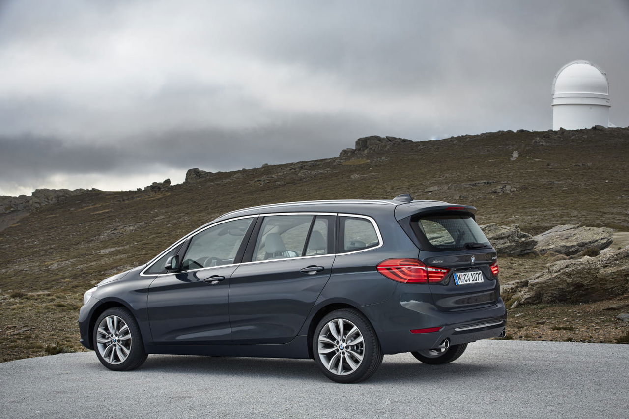 Vista lateral del BMW Serie 2 Gran Tourer mostrando su diseño elegante